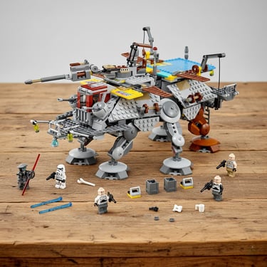 Le set LEGO Star Wars 75157 (Captain Rex's AT-TE) et ses figurines disposés sur une table en bois brut
