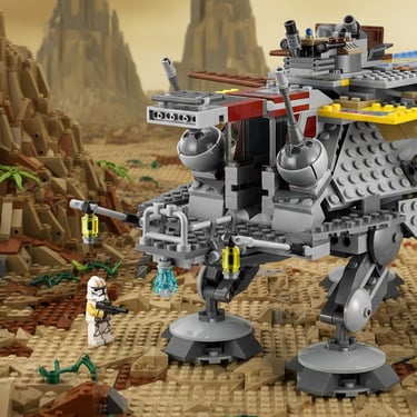 Le set LEGO Star Wars 75157 (l'AT-TE du Capitaine Rex) posé sur un sol rocheux désertique