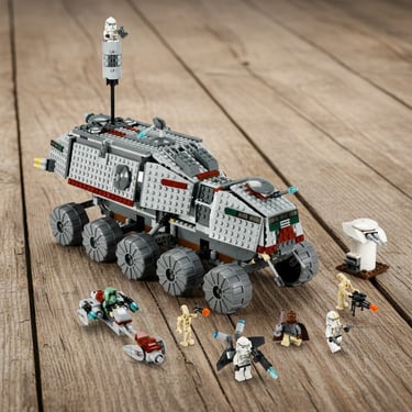 Le set LEGO Star Wars Clone Turbo Tank (7261) posé sur une table en bois brut aux lattes verticales