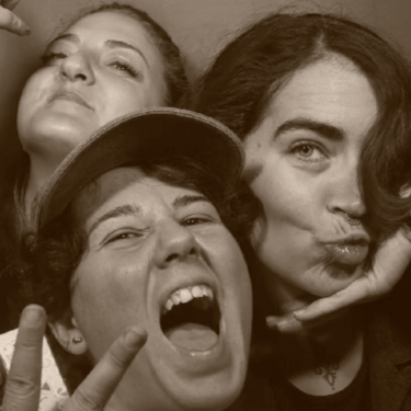 photo en noir et blanc de photomaton avec Margot, Eva et Audrey