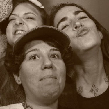 photo en noir et blanc de photomaton avec Margot, Eva et Audrey