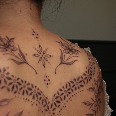 Ornements dorsaux tatoué par Eva Ink vlr