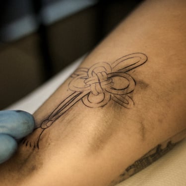 tattoo d'un noeud japonais en cours, gros plan, minuit tattoo