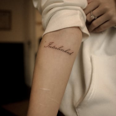 tatouage typo Interlinked d'Audrey aka Minuit Tattoo