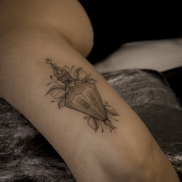 Tatouage de fiole ornemental par Eva Ink Vlr