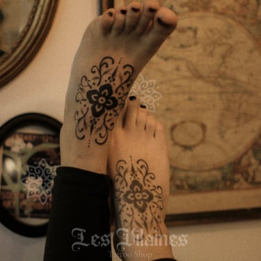 Tatouage ornemental sur le pied réalisé par Eva Ink Vlr