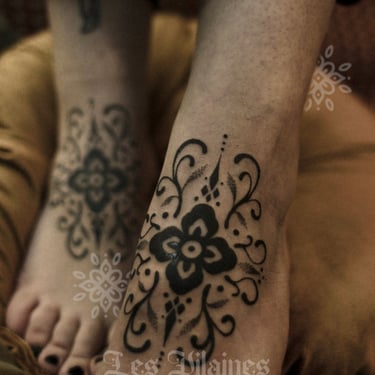 tattoo ornemental par Eva Ink vlr sur les pieds de Margot Dubs Tattoo