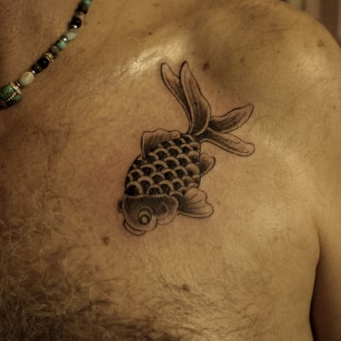 tatouage d'une carpe japonaise sur le torse d'un client de minuit tattoo
