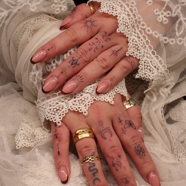 tatouage ornement, ornemental sur les doigts par Eva Ink vlr