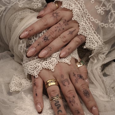 Tatouage ornemental sur les doigts par Eva Ink Vlr