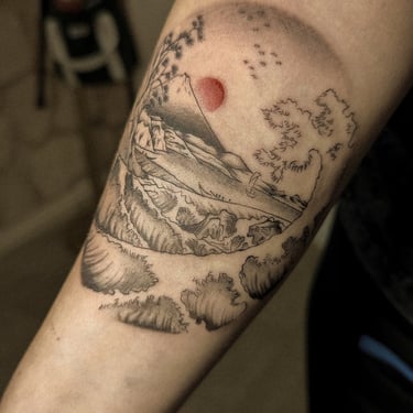 Tattoo d'un paysage japonais avec la vague Hokusai et le mont Fuji par minuit tattoo