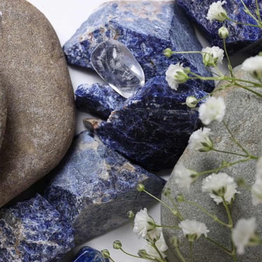 Piedras preciosas, de colores y flores blancas