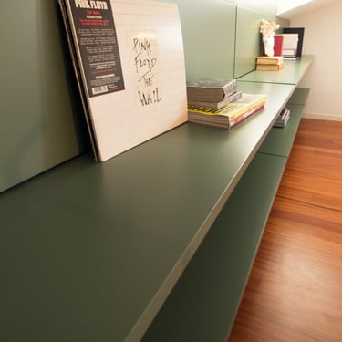 Giulia Sbrogiò | designer - boiserie - mensole - libreria - verde - interni - casa idee