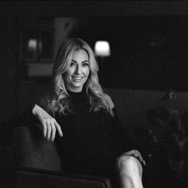 Moteris baltai juodame fone