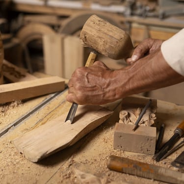 Artesano tallando madera