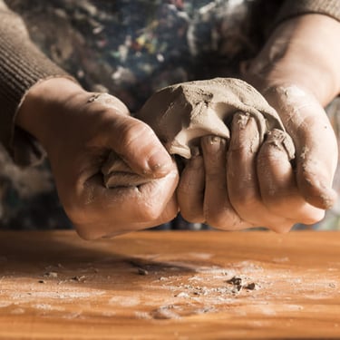 manos-con- arcilla