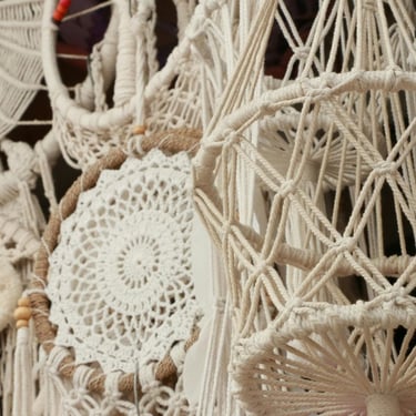 adornos colgantes tejidos con macramé blanco