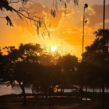 Área externa, piscina e rio do Rancho do Neneco - Rancho para alugar em Miguelópolis SP
