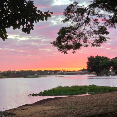 Área externa, piscina e rio do Rancho do Neneco - Rancho para alugar em Miguelópolis SP