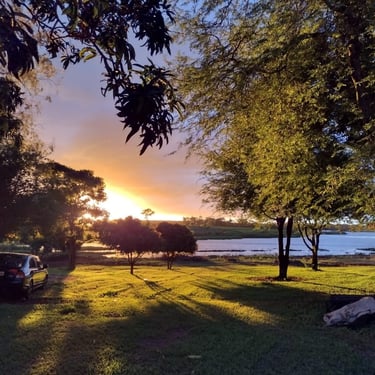 Área externa, piscina e rio do Rancho do Neneco - Rancho para alugar em Miguelópolis SP