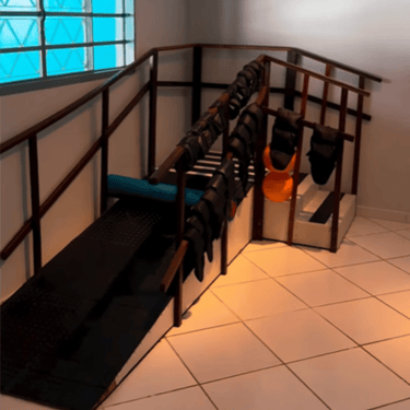 Equipamento de escada e rampa na sala de fisioterapia da Clínica Lanna Moraes, utilizado para reabilitação de marcha, equilíb