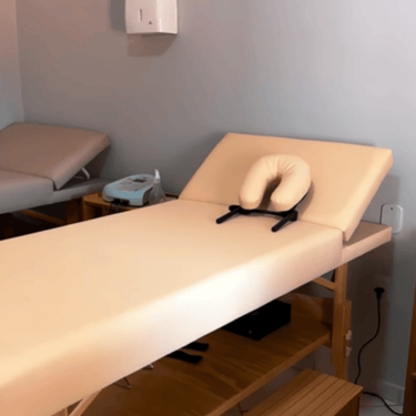 Maca de tratamento e equipamentos para reabilitação e bem-estar na clínica.