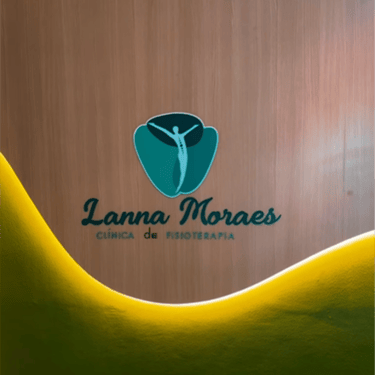 Painel de recepção da Clínica Lanna Moraes, com logotipo e iluminação em ambiente acolhedor.