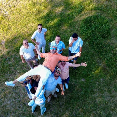 Le marié et ses copains posent pour une photo avec le drone