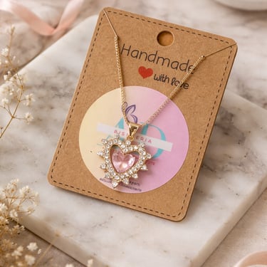 Collar de corazonistas rosado con terminaciónes en dorado y plateado