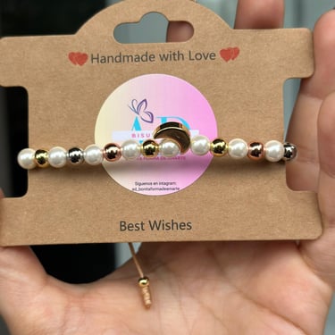 Pulsera tejida con perlas blancas y doradas y una luna