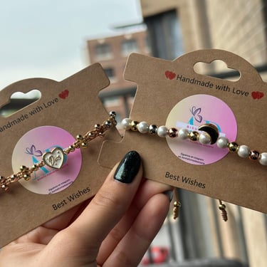 Dos diferentes pulseras tejidas hechas a mano