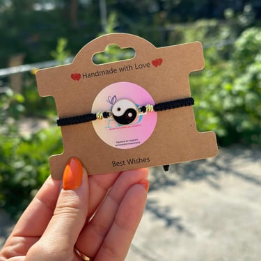 Pulsera tejida a mano color negra con perlas doradas y negras