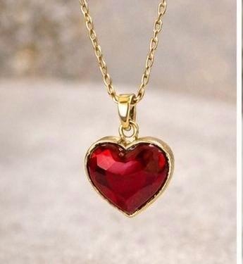 Collar de corazon rojo en un fondo suave