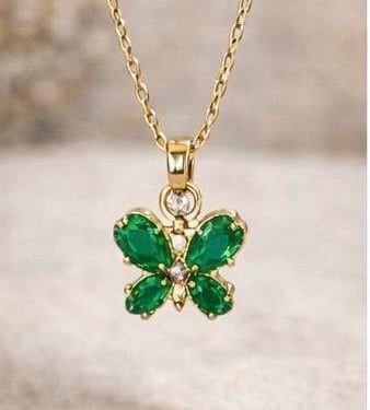 Collar de mariposa verde en un fondo suave