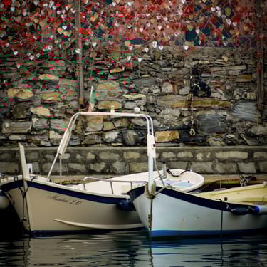 due barche nel porto di camogli