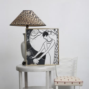 Vitrail Art Déco exposé dans un intérieur raffiné, objet d'art en verre pour collectionneur.