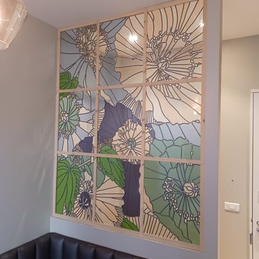 Séparation de pièce élégante avec un vitrail contemporain floral, projet d'architecture d'intérieur.