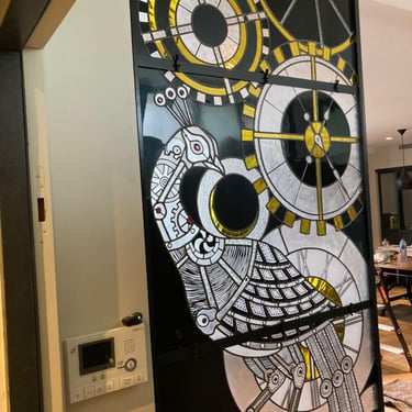 Porte coulissante avec vitrail au motif de paon stylisé, solution d'architecture intérieure unique.