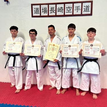 jovenes en graduación de cinturones negros que obtuvieron el titulo de sensei certificados oficiales