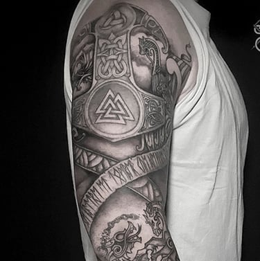 Tatouage bras complet viking illustrant le Ragnarok.