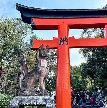 Kami renard devant une porte torii rouge