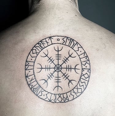 Tatouage d'un vegvisir entouré de l'alphabet runique Futhark.