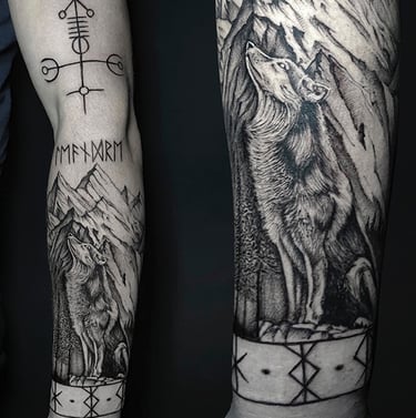 Tatouage d'un loup sur fond de montane avec symboles vikings et nordiques.