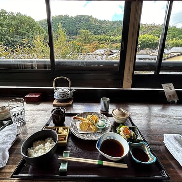 Repas kaiseki avec vue sur la foret et les montagnes