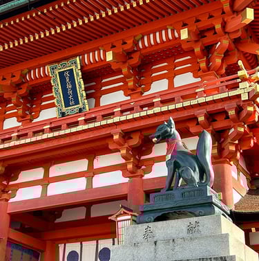 Porte rouge du Fushimi Inari-Taisha et son kami renard