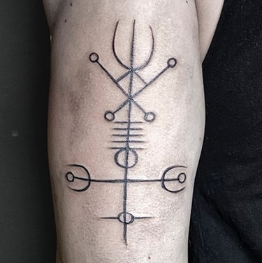Tatouage d'un Ulfsvard, l'allégeance des loups.