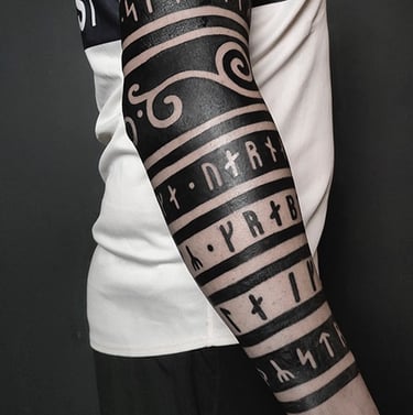 Tatouage viking et nordique en bandes bras.