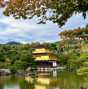 Le Pavillon d'Or de l'autre côté du lac et son reflet dans l'eau