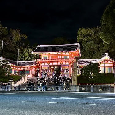 Facade du temple Yasaka Shrine de nuit