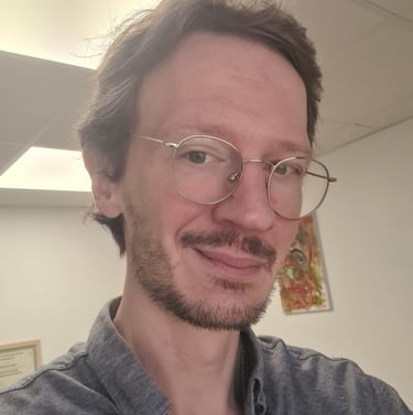 un thérapeute avec lunettes et barbe